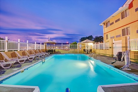 Welcome To Super 8 by Wyndham Independence Kansas City - Seasonal Outdoor Pool